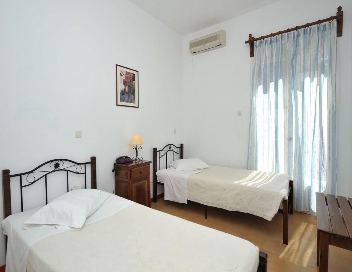Eri Hotel Парікія Екстер'єр фото