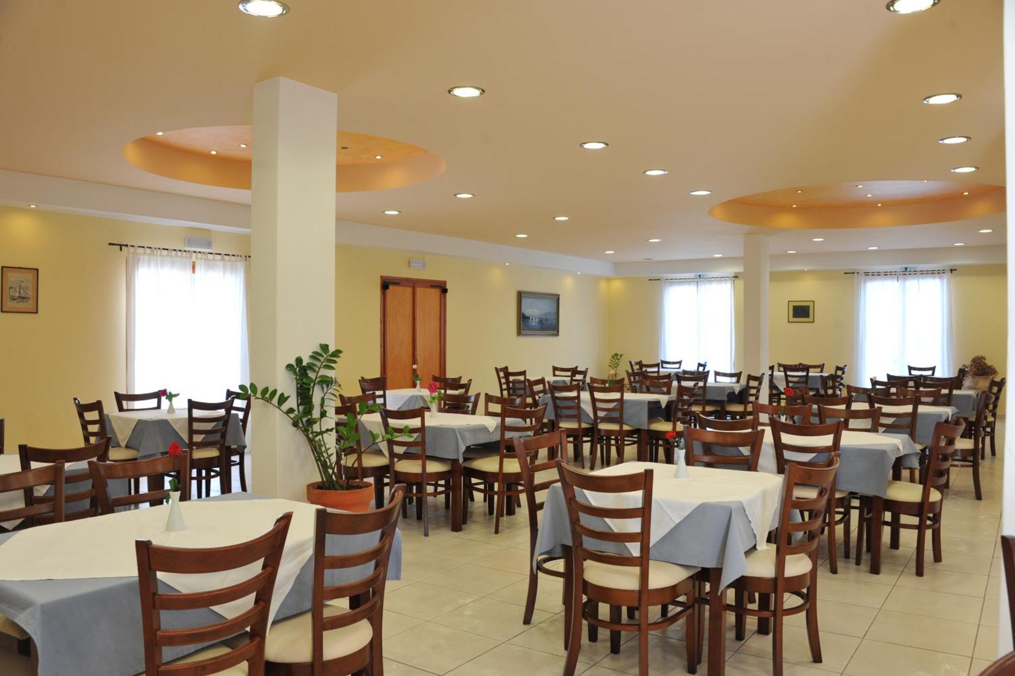 Eri Hotel Парікія Екстер'єр фото
